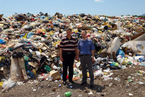 Jambo i Karamtić pred hrpom smeća